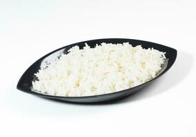 Schüssel von gekocht Reis auf Weiß Hintergrund foto