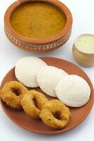 Süd indisch Beliebt Frühstück idli vada serviert mit Sambar und Kokosnuss Chutney foto