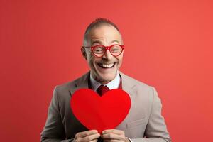 ai generiert Porträt von ein glücklich Mann mit ein rot Herz auf Valentinstag Tag Konzept. foto