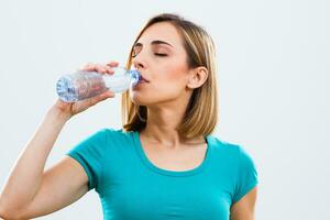 schön Frau ist Trinken Wasser. foto