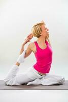 Frau ausüben Yoga Innen- foto
