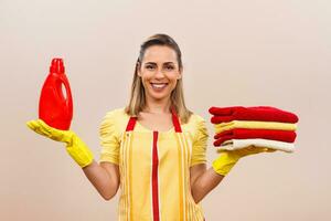 Hausfrau halten Wäsche Waschmittel und Handtücher foto