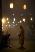 maehongsorn Thailand - - 22. Januar 2017 thailändisch Buddhist Mönch Empfang Essen von Menschen auf nebelig Straße im maehongsorn Nord von Thailand foto