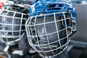 Sport Geschäft Regal mit Blau und rot Eishockey Helme mit Visiere foto