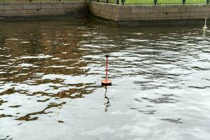 nautisch Aufhänger Zeichen auf städtisch Fluss Kanal zum Navigation Orientierungshilfe foto