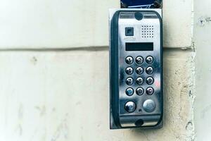 modern Gegensprechanlage System montiert auf Haus Mauer zum sichern Zugriff foto