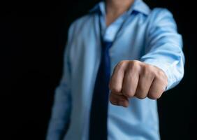 Geschäftsmann zeigt an seine Fäuste im ein Kampf Haltung zeigen Festlegung. bereit zu Kampf gegen Geschäft Konkurrenten. foto