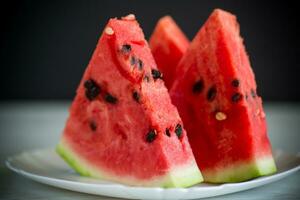 Stücke von frisch reif rot Wassermelone auf Tabelle foto