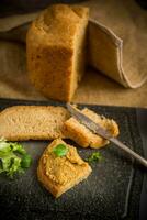 hausgemacht Fleisch Pastete mit Brot auf ein hölzern Tabelle foto