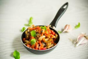 gebraten Auberginen mit Pfeffer, Tomaten, Zwiebeln und Knoblauch foto