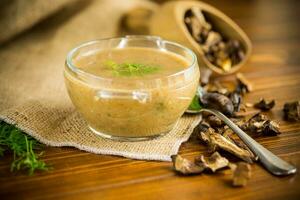 heiß hausgemacht Gemüse Vegetarier Suppe mit getrocknet Pilze im ein Glas Schüssel foto