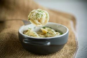 gekocht Knödel mit Fleisch Füllung im ein Schüssel foto