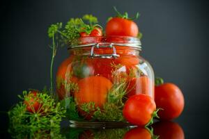natürlich Tomaten mit Gewürze bereit zum Erhaltung foto