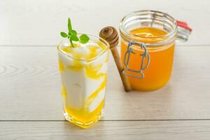 bereit hausgemacht Joghurt mit natürlich Honig im ein Glas foto