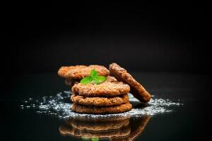 gekocht Süss Haferflocken Kekse auf schwarz Hintergrund foto