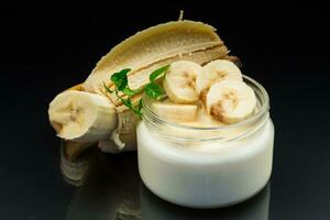 Zuhause süßer Bananenjoghurt in einem Glas foto