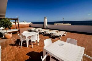 Privat Terrasse mit Tabellen und Stühle foto