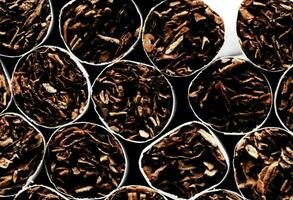 Tabakindustrie mit gestapelten Zigaretten foto