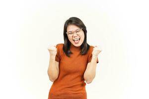 Ja aufgeregt Geste von schön asiatisch Frau isoliert auf Weiß Hintergrund foto