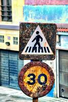 ein Straße Zeichen mit ein Mann Gehen auf es foto