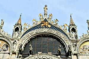 das aufwendig Fassade von das Basilika san Marco im Venedig foto