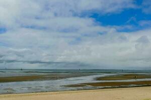 ein Strand mit ein Blau Himmel und Wolken foto