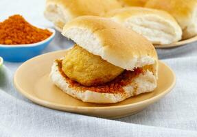 indisch berühmt Straße Essen vada pav ist ein Vegetarier schnell Essen Gericht von Maharashtra foto