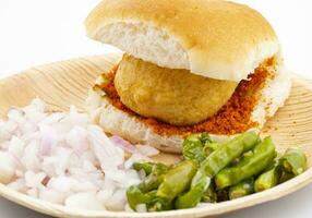 indisch berühmt Straße Essen vada pav ist ein Vegetarier schnell Essen Gericht von Maharashtra foto