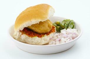 indisch berühmt Straße Essen vada pav ist ein Vegetarier schnell Essen Gericht von Maharashtra foto