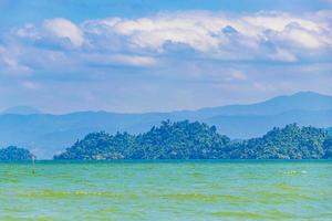 tropisches paradies insel koh phayam panorama und blick auf ko thalu und ranong in thailand foto