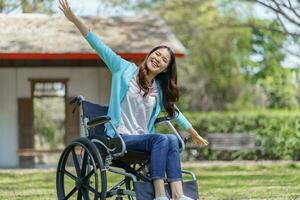 jung asiatisch Frau im Rollstuhl mit positiv Denken. foto