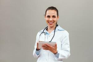 schön weiblich Arzt mit Digital Tablette. foto