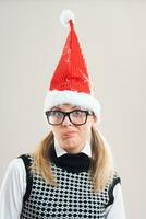 nerdig Frau mit ein Santa Hut Denken foto