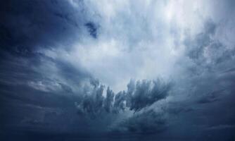 dunkel wolkig Himmel . Himmel im wolkig Wetter foto