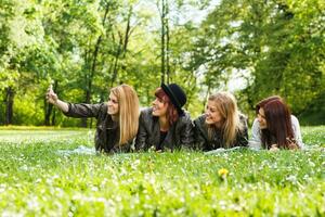 glücklich Mädchen nehmen Selfie foto