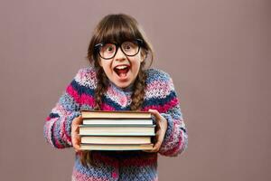 glücklich wenig Nerd Mädchen halten Bücher foto