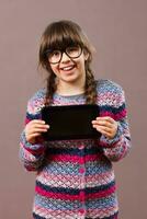 wenig nerdig Mädchen halten Digital Tablette foto