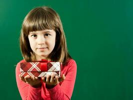 kleines Mädchen mit Geschenkbox foto