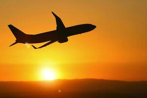 Passagierflugzeuge, die abends vom Flughafen abheben. Reisen und Reisekonzepte rund um die Welt. foto