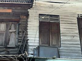 alt Haus mit Fenster im Thailand foto