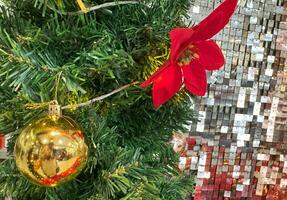 Weihnachten Dekorationen Weihnachten Bälle hängend auf auf Weihnachten Baum. Bokeh glitzernd im das Hintergrund. Urlaub Jahreszeiten Weihnachten und Neu Jahr Konzept. foto