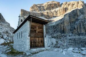 ein klein Kirche im das Dolomiten. Italien. foto