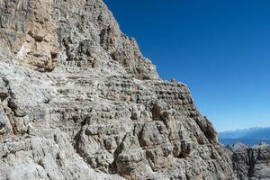 Blick auf die Berggipfel der Brenta-Dolomiten. Trentino, Italien foto