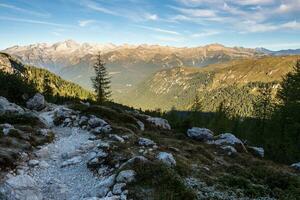 Tourist Pfad mit schön Dolomit Landschaft im das Hintergrund, Dolomiten, Italien foto