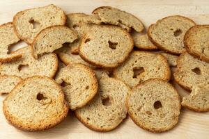 Mini Rollen von gebacken Brot auf hölzern Hintergrund. Brot Chips foto