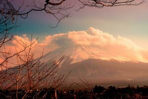 Fuji Berg und kawaguchiko See beim Sonnenuntergang Fuji Berg beim Yamanachi im Japan. foto