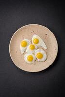 köstlich nahrhaft Frühstück von gebraten Wachtel Eier, Speck, Hülsenfrüchte und Kirsche Tomaten foto