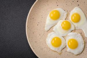 köstlich nahrhaft Frühstück von gebraten Wachtel Eier, Speck, Hülsenfrüchte und Kirsche Tomaten foto