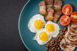 köstlich nahrhaft Frühstück von gebraten Wachtel Eier, Speck, Hülsenfrüchte und Kirsche Tomaten foto