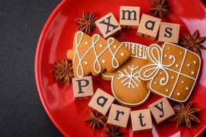 Weihnachten Party Inschrift mit hölzern Würfel auf ein dunkel Beton Hintergrund foto